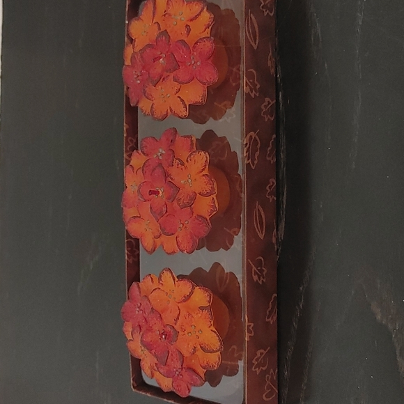 Royal Products: Floral Candles - Picture 4 of 4